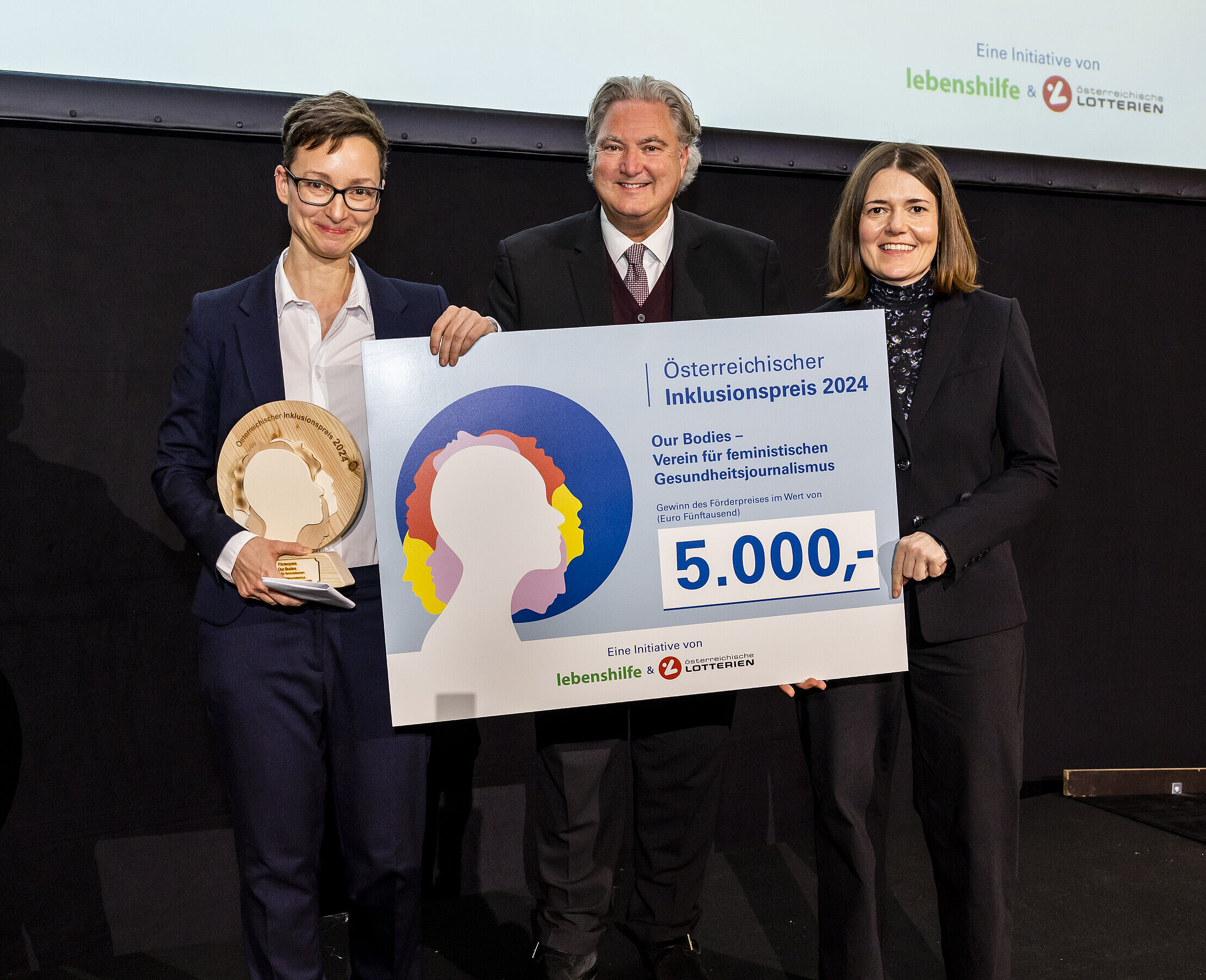 Inklusionspreis 2024. Foto der Gewinner:innen mit Generaldirektor Erwin van Lambaart. 