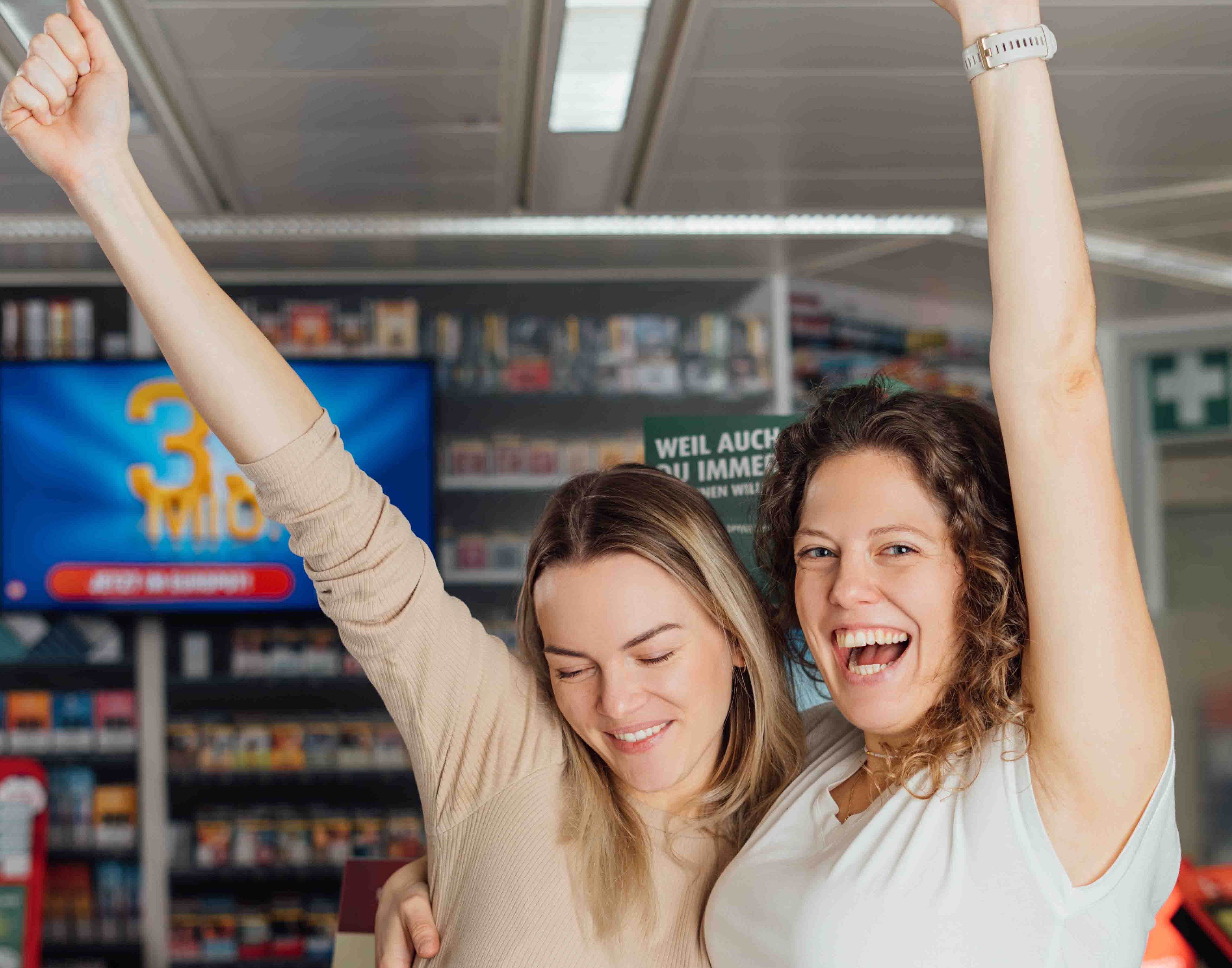 2 Frauen freuen sich gemeinsam