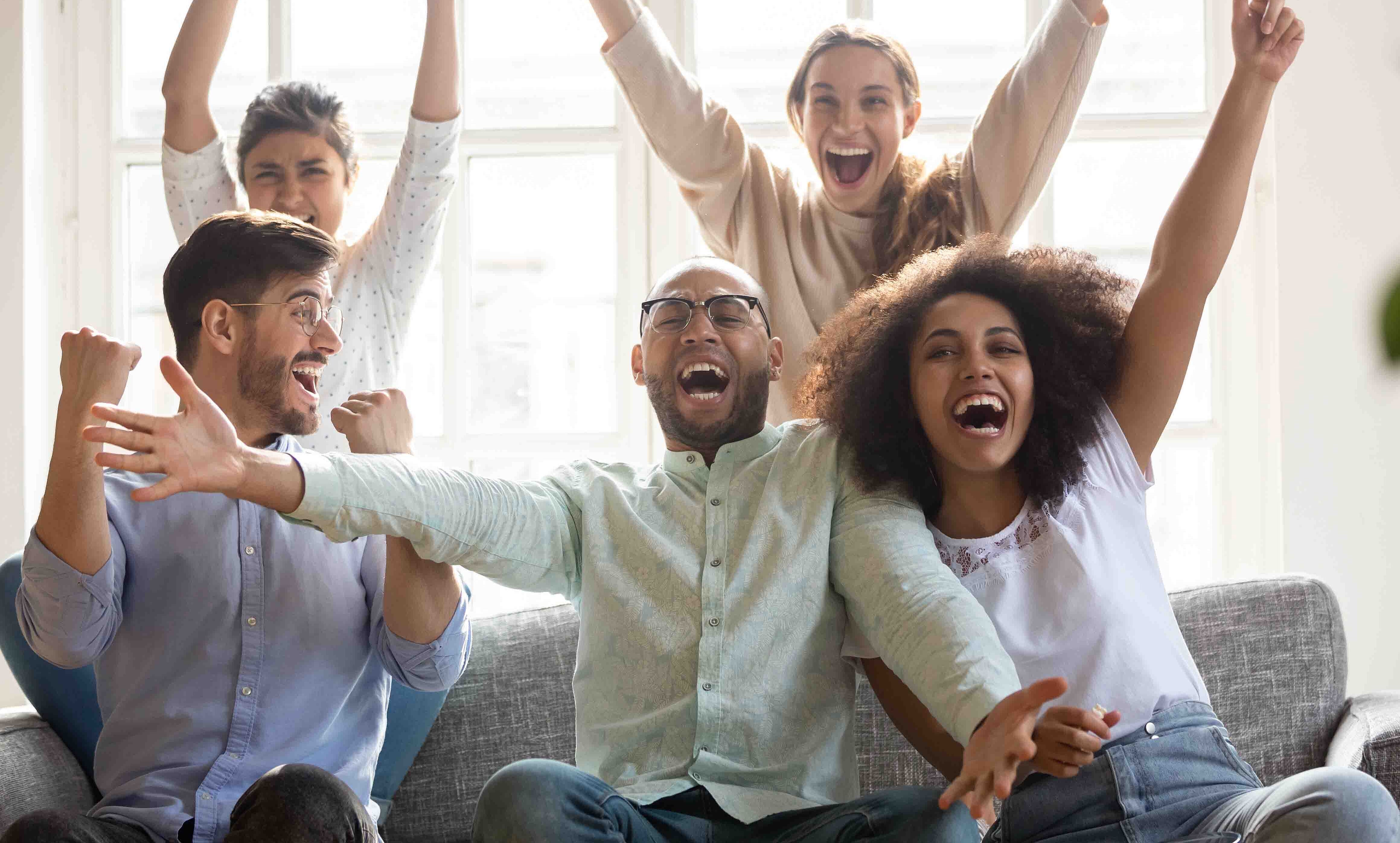 Menschen freuen sich gemeinsam Menschen freuen sich gemeinsam über einen Gewinn