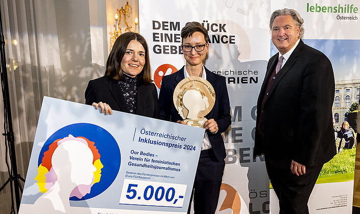 Inklusionspreis 2024. Foto der Gewinnerinnen mit Generaldirektor Erwin van Lambaart.